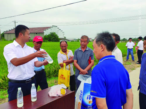 李飞现场讲解肥料功效ssss_meitu_1_meitu_2.jpg