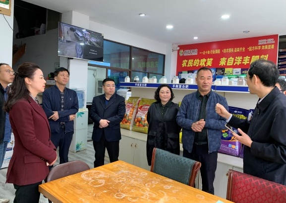 图片3张主任与各级领导视察科技小院服务中心，罗总对 汇报服务中心进行讲解工作.jpg