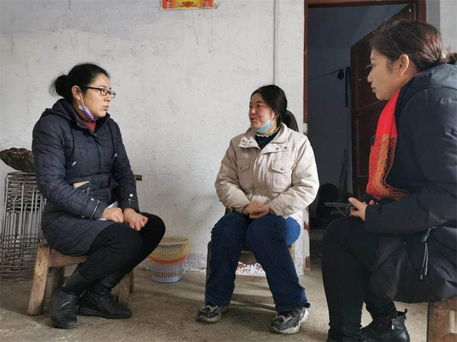 纪委书记兼工会主席王苹（左）带队走访慰问困难职工.jpg