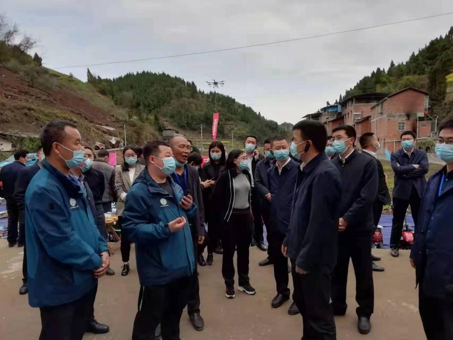 加拿大pc28预测农化员向县长汇报科技小院相关工作.jpg